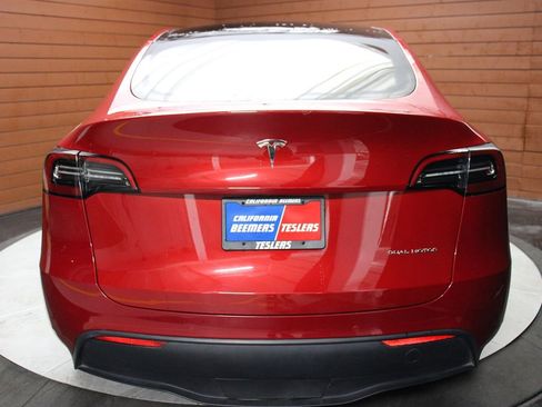Used 2022 Tesla Model Y Long Range image 7