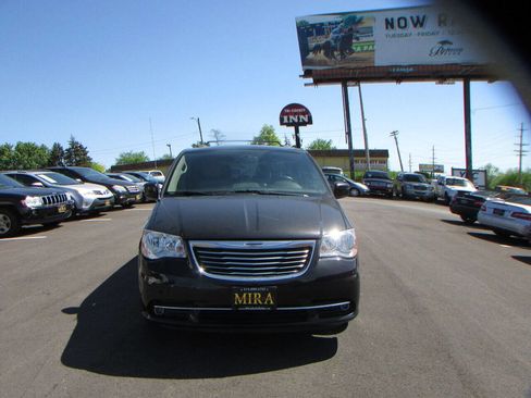 Used 2015 Chrysler Town & Country Touring image 3