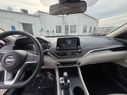 Used 2025 Nissan Altima 2.5 SV image 17