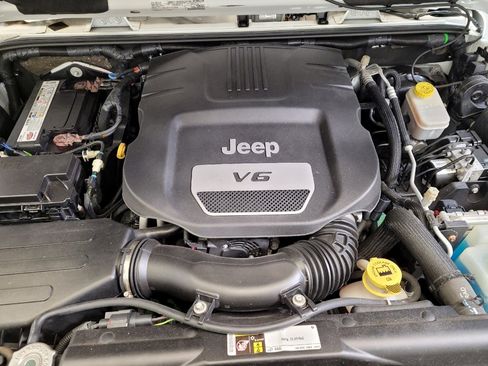 Used 2016 Jeep Wrangler Unlimited Sahara w/ Connectivity Group image 30