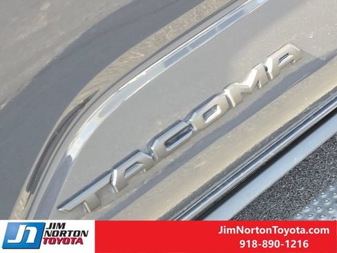 Used 2025 Toyota Tacoma SR5 AWD/4WD image 11