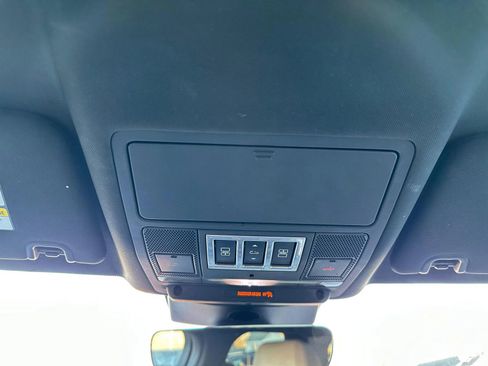 Used 2017 Land Rover Discovery HSE AWD/4WD image 48