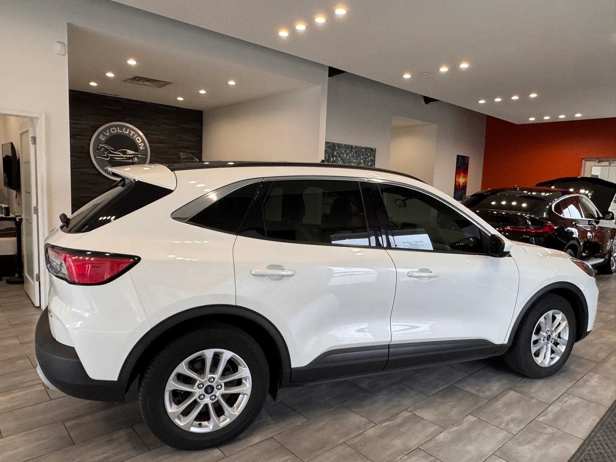 Used 2020 Ford Escape SE FWD image 16