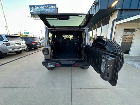 Used 2019 Jeep Wrangler Unlimited Sahara AWD/4WD image 9