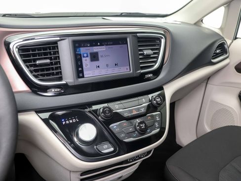 Used 2023 Chrysler Voyager LX image 22