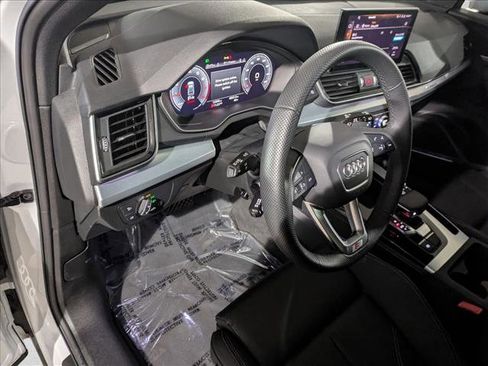 Certified 2025 Audi Q5 2.0T Premium Plus image 9