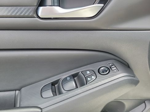 Used 2025 Nissan Altima 2.5 SV FWD image 12