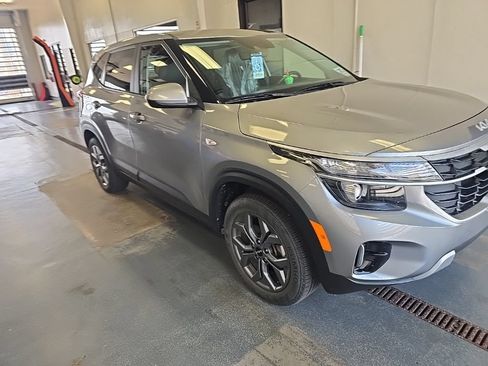 Used 2024 Kia Seltos LX AWD/4WD image 1