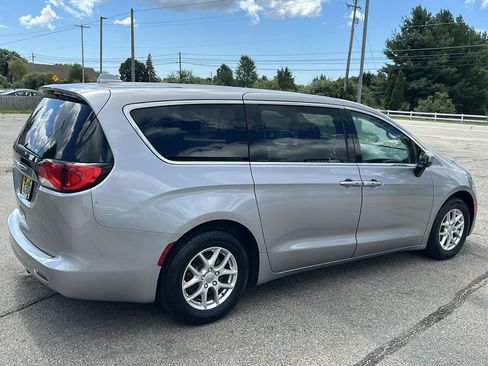 Used 2017 Chrysler Pacifica Touring FWD image 4