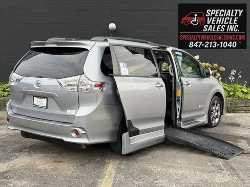 Used 2014 Toyota Sienna SE FWD image 1