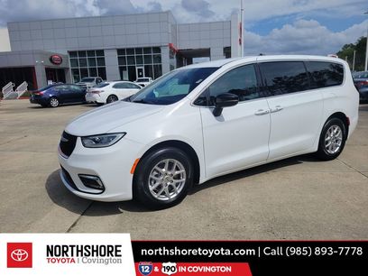 Used 2025 Chrysler Pacifica Select