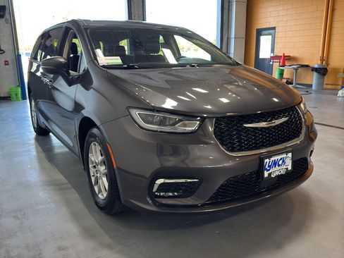 Used 2023 Chrysler Pacifica Touring-L image 7