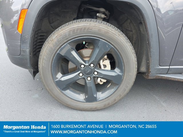 Used 2023 Jeep Grand Cherokee Altitude AWD/4WD image 3