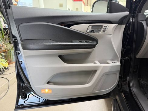 Used 2017 Honda Pilot Touring image 10