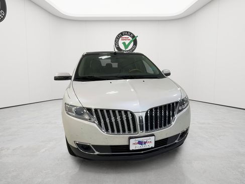 Used 2013 Lincoln MKX FWD image 2