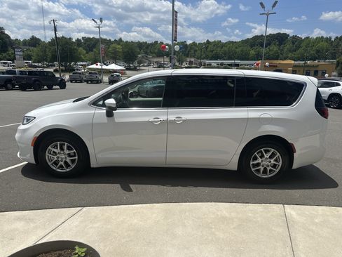 Used 2023 Chrysler Pacifica Touring-L FWD image 5