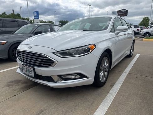 Used 2017 Ford Fusion SE w/ Fusion SE Technology Package FWD image 2