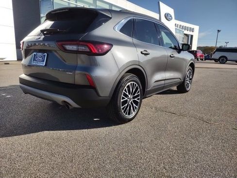 Used 2025 Ford Escape SE image 6