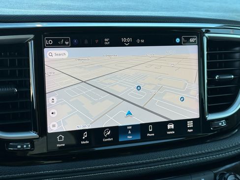 Used 2024 Chrysler Pacifica Select image 22