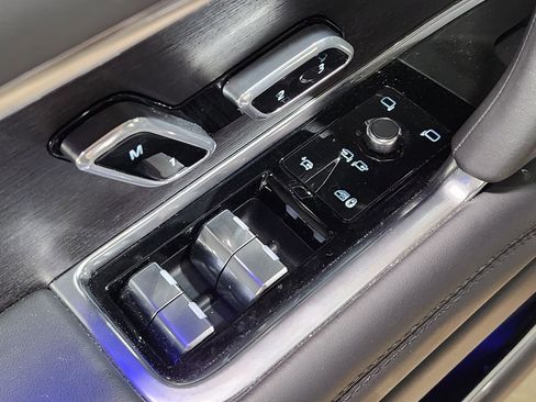 Used 2024 Land Rover Range Rover Long Wheelbase Autobiography image 43