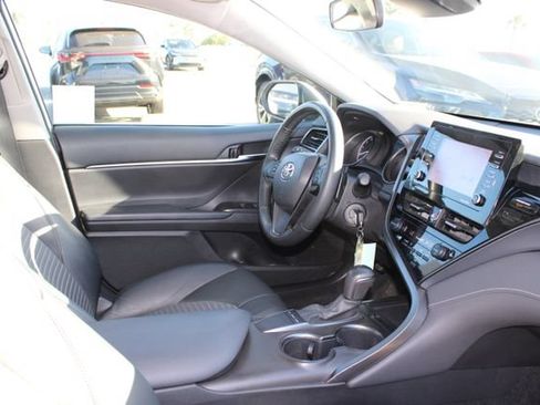 Used 2022 Toyota Camry SE w/ Carpet Mat Package (TMS) FWD image 5
