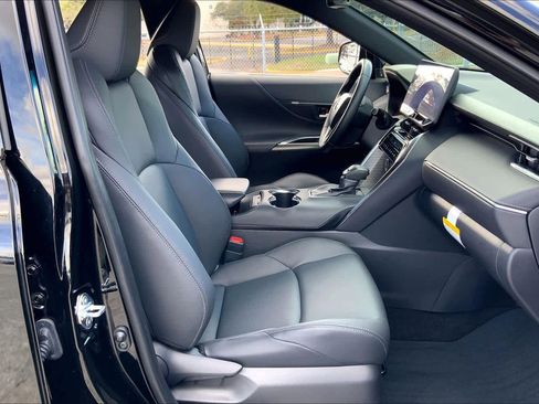 Certified 2024 Toyota Venza XLE image 9