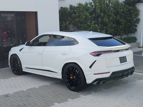 Used 2022 Lamborghini Urus AWD/4WD image 3