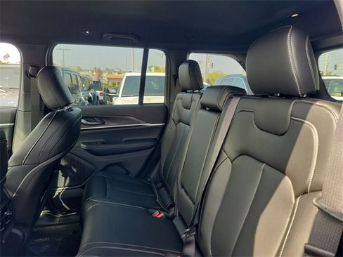 New 2025 Jeep Grand Cherokee Limited image 12