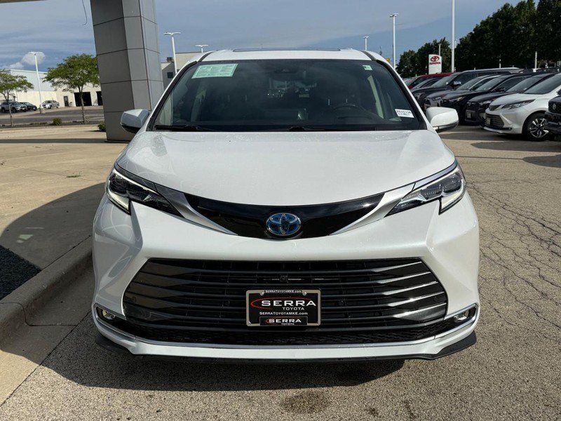 Used 2023 Toyota Sienna Platinum AWD/4WD image 9