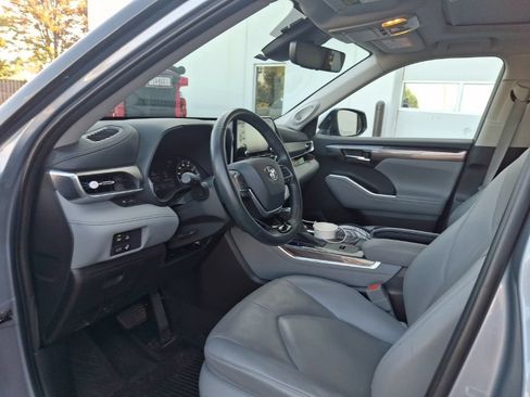 Used 2021 Toyota Highlander Limited AWD/4WD image 2