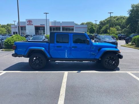 Used 2025 Jeep Gladiator Sport AWD/4WD image 9