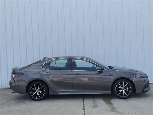Used 2023 Toyota Camry SE image 3