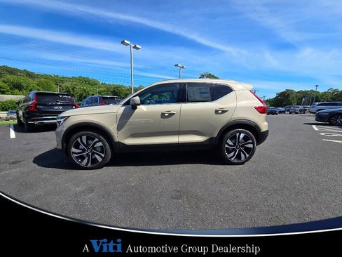 Used 2025 Volvo XC40 B5 Plus w/ Climate Package image 6