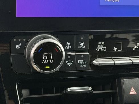 Used 2023 Toyota Highlander XLE AWD/4WD image 22