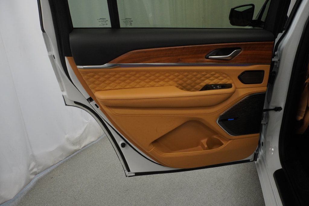 Used 2024 Jeep Grand Cherokee L Summit AWD/4WD image 44