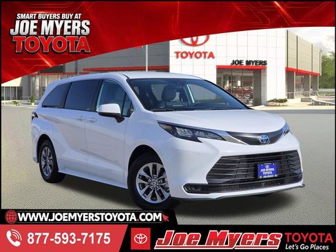 Used 2025 Toyota Sienna LE FWD image 1