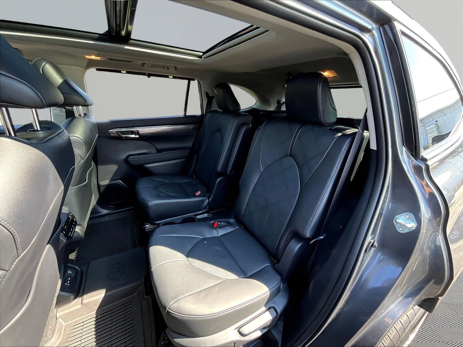 Used 2025 Toyota Highlander Platinum AWD/4WD image 22