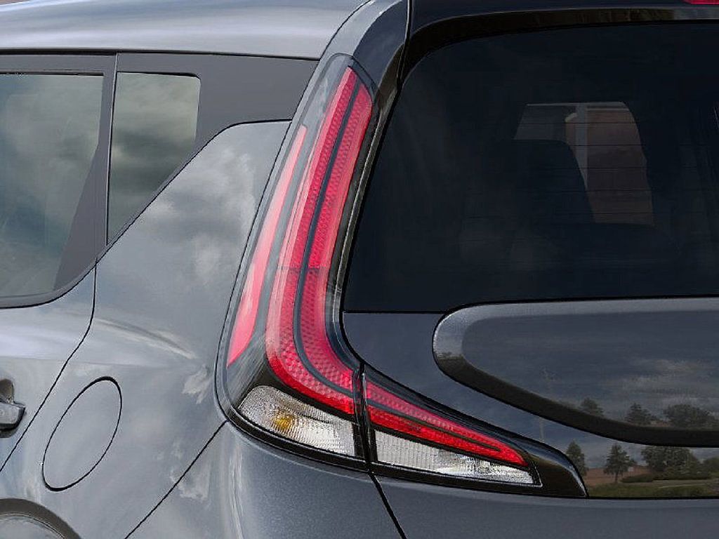 Used 2025 Kia Soul LX w/ LX Technology Package FWD image 11