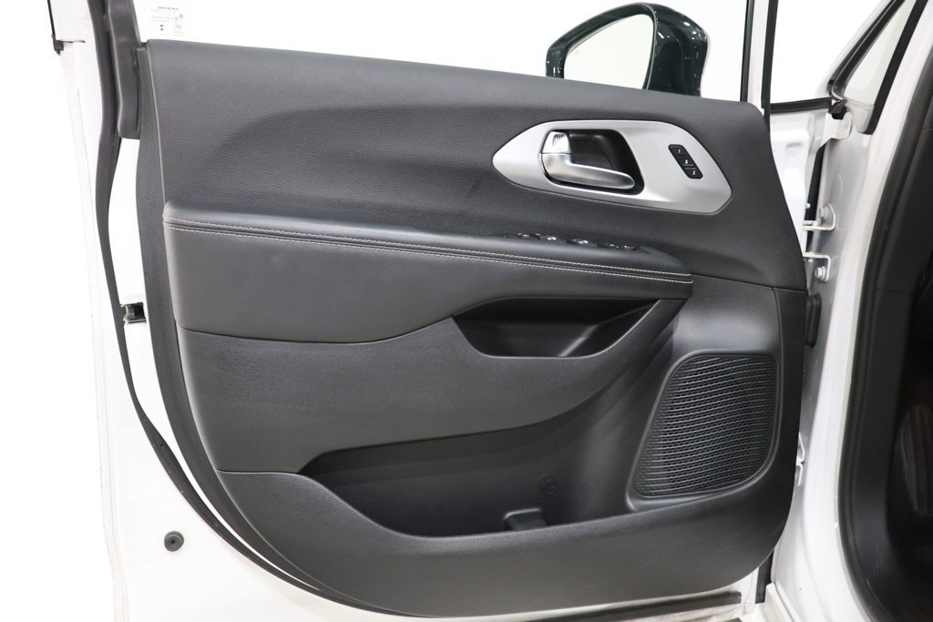 Used 2025 Chrysler Pacifica Limited FWD image 17