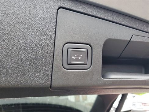 Used 2024 Cadillac XT4 Premium Luxury image 11