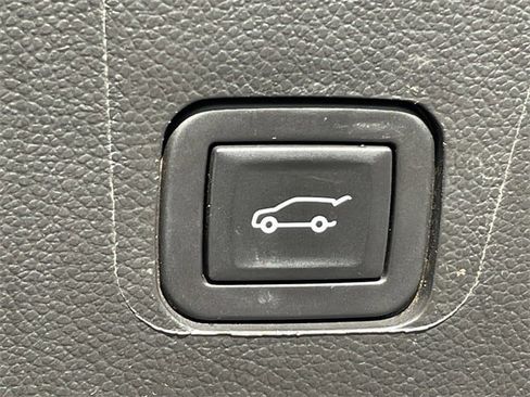 Used 2023 Chevrolet Traverse RS image 32