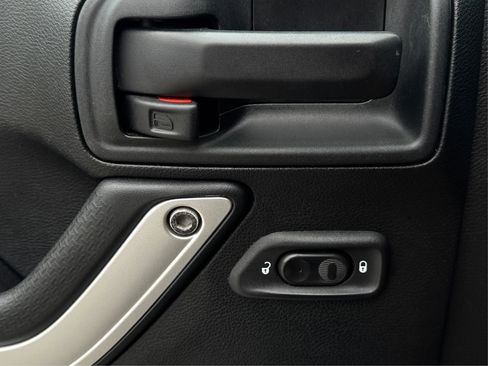 Used 2017 Jeep Wrangler Sahara w/ Connectivity Group image 35