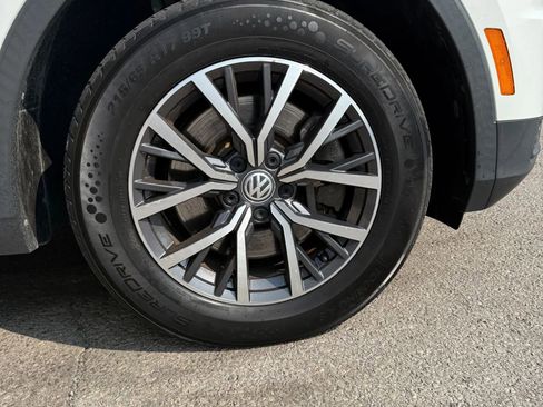 Used 2020 Volkswagen Tiguan SE w/ Panoramic Sunroof Package image 28