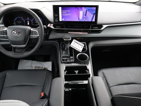 New 2026 Toyota Sienna XSE image 2