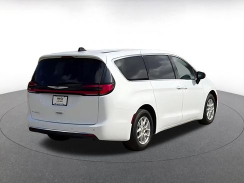 Used 2025 Chrysler Pacifica Select FWD image 14