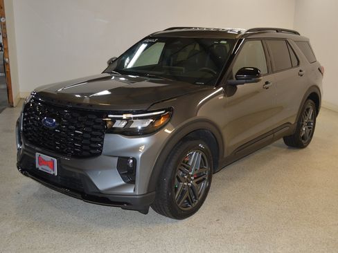 Used 2025 Ford Explorer ST-Line w/ ST-Line Street Pack AWD/4WD image 7