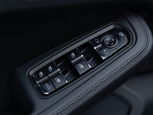 Certified 2025 Porsche Macan image 22