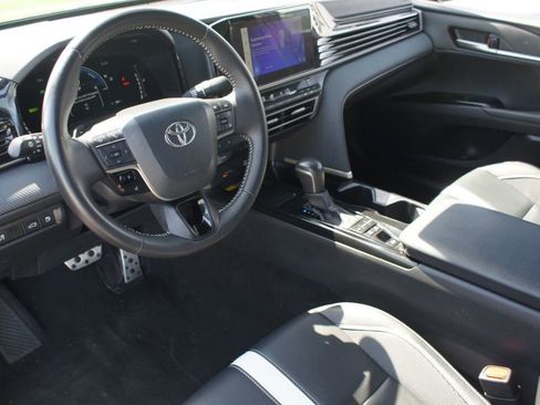 Used 2025 Toyota Camry SE image 13