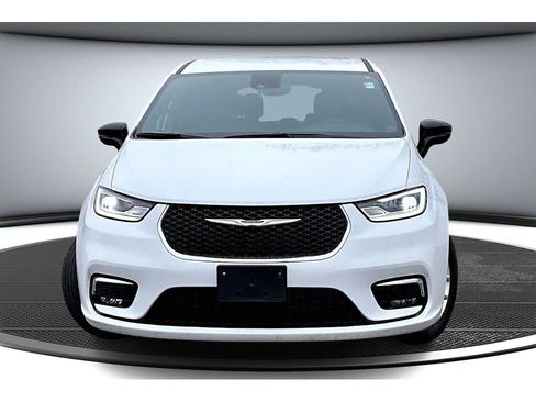 Used 2025 Chrysler Pacifica Select image 4