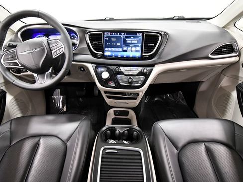 Used 2023 Chrysler Pacifica Touring-L FWD image 3